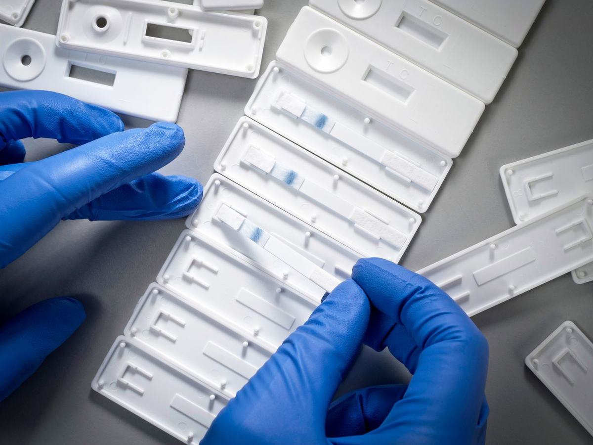 Lateral flow test cassettes